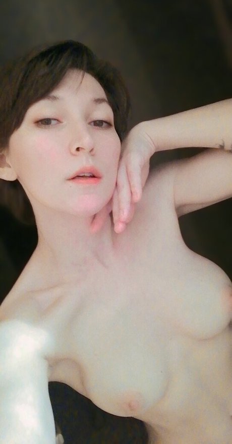 Olya Holmes 裸のスター 写真