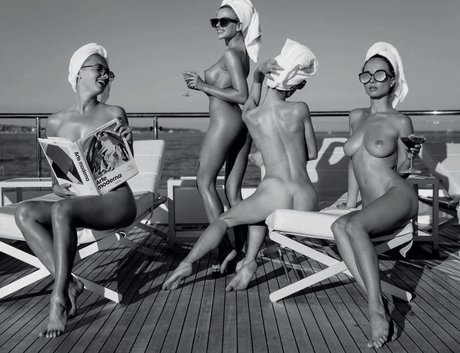 興奮した熟女OnlyFans ヌード 写真