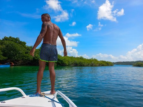 FREDY AK47 可愛い女優 画像