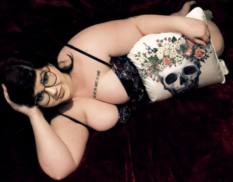 Serrible 裸のポルノスター 写真