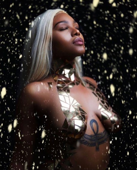 Saged Pussy アートモデル 写真