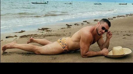 曲線美の黒檀OnlyFans セクシーヌード 画像