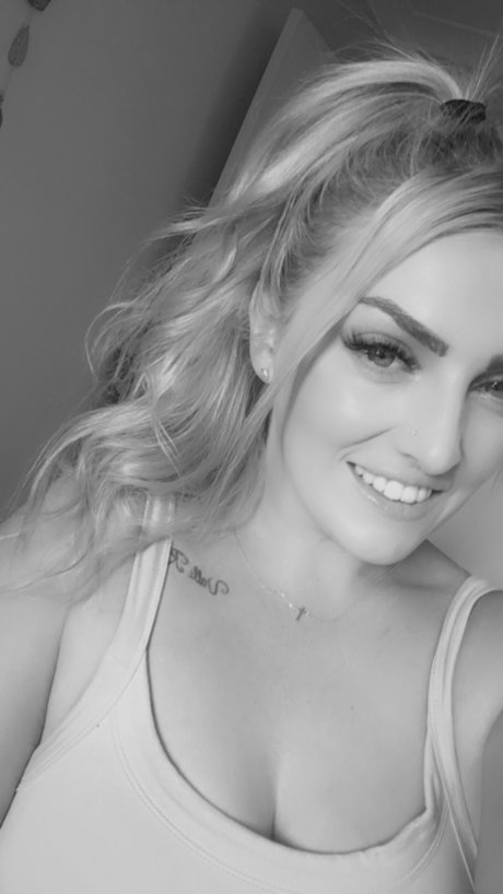 Ash baby ポルノモデル 写真