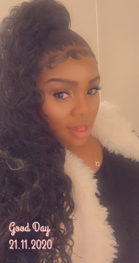 Alaina Lassiter 裸のモデル 画像