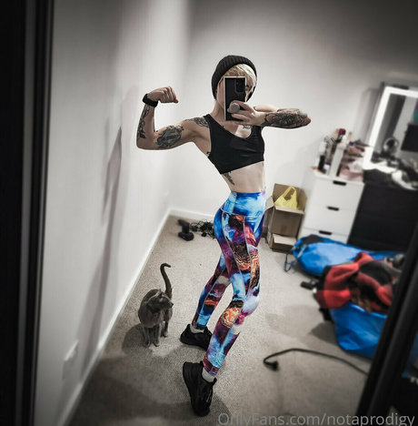 アジア人のタトゥー OnlyFans エロチック 写真