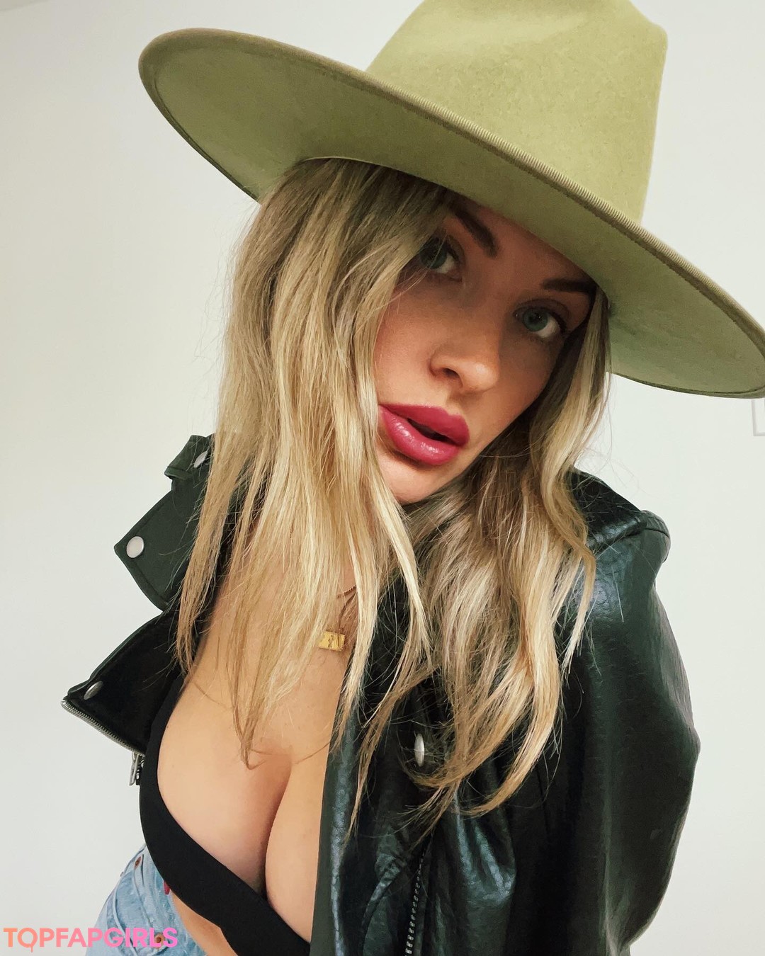 Ashley Schultz 裸の女優 画像