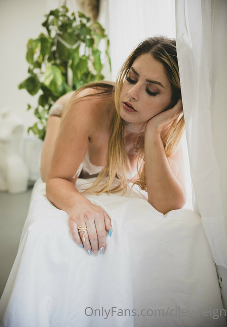 小柄で痩せたOnlyFans ホット裸 写真