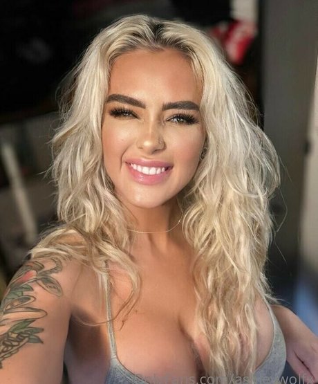 ゲイの若いOnlyFans ポルノグラフィック 写真