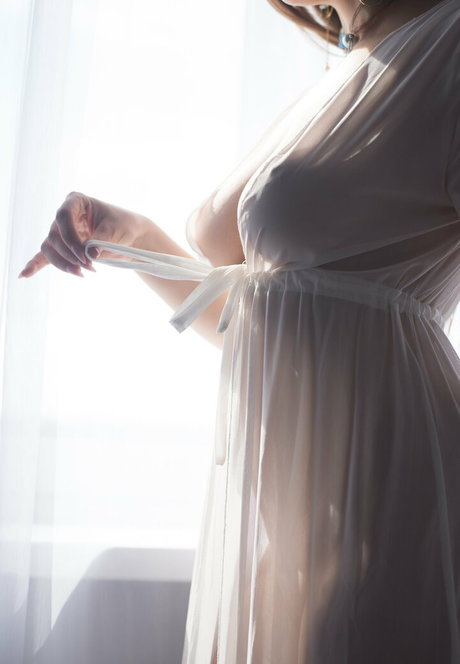 Elle Mira アートモデル 写真