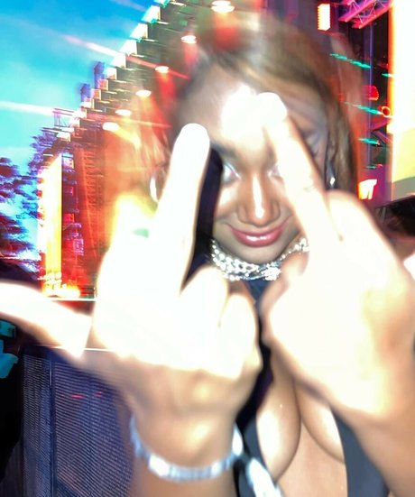 llleasy ポルノスター 裸 写真