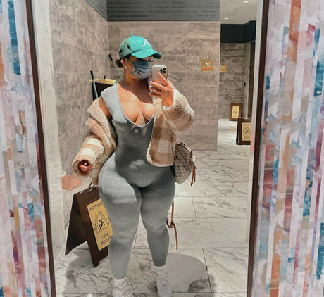 Iamalesita 裸の女優 画像