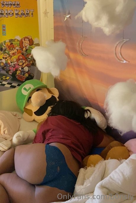 ニューハーフ 熟女 OnlyFans 美しい 画像