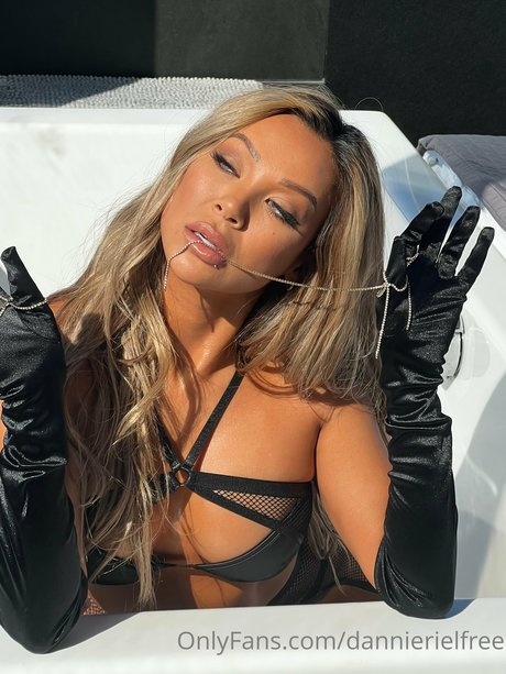 Dannie Riel ポルノスター セックス 写真