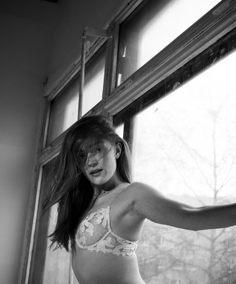 細身の巨乳OnlyFans 美しいヌード 画像