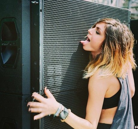 Krewella セクシーモデル 写真