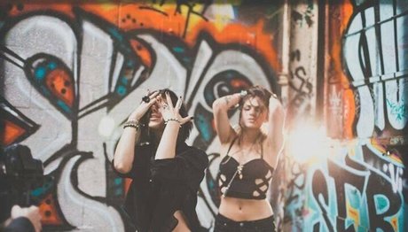 Krewella ポルノスター 裸 写真