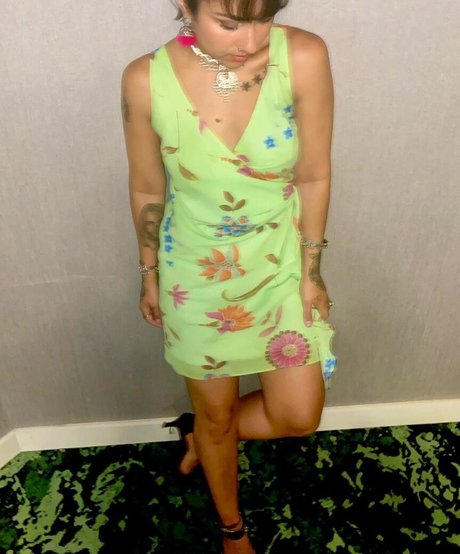 Krewella アダルトモデル 写真