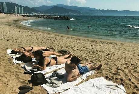 Krewella ポルノスター ヌード 画像