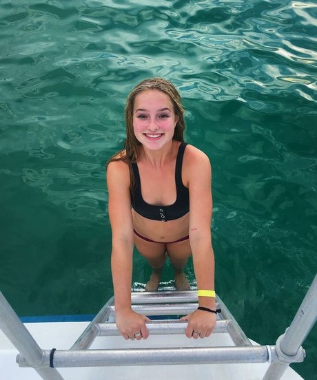 ブルネットの看護師OnlyFans HD 写真