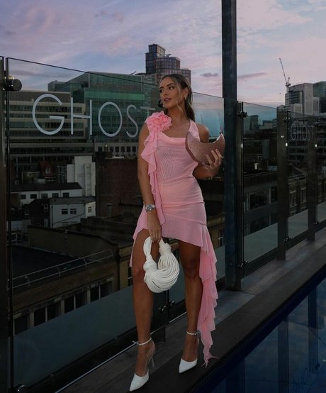 細身の巨乳OnlyFans セクシーヌード ギャラリー