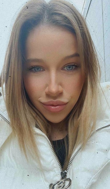 ブルネットの教師OnlyFans 無料 画像