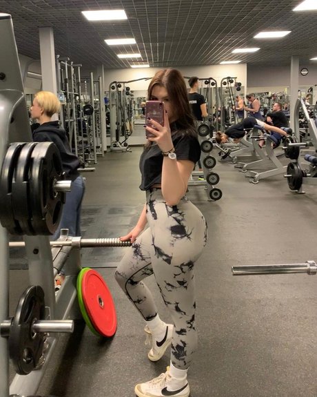 ell8ta 裸のポルノスター ギャラリー