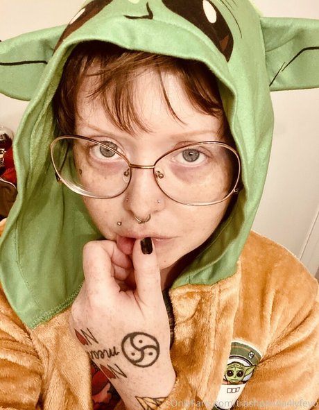 trashpanda4lyfeyo セクシーなスター 写真