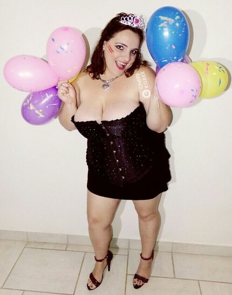 bustychelly アダルトスター 写真