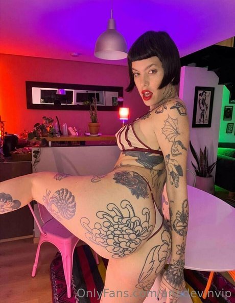 痩せた金髪の熟女OnlyFans 無料 画像