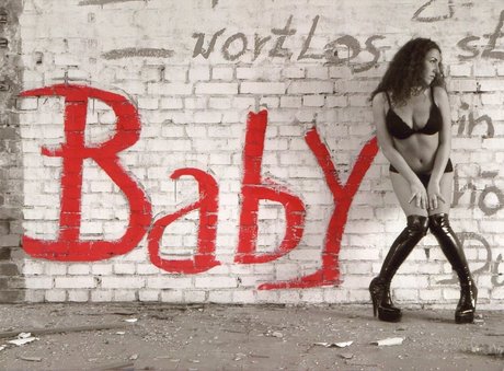 Sandrine ポルノモデル 画像