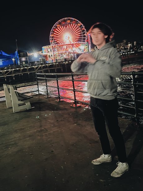 Grayson Rhodes ヌードモデル 写真