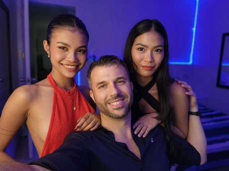 アジア人のタトゥー OnlyFans セクシー ギャラリー