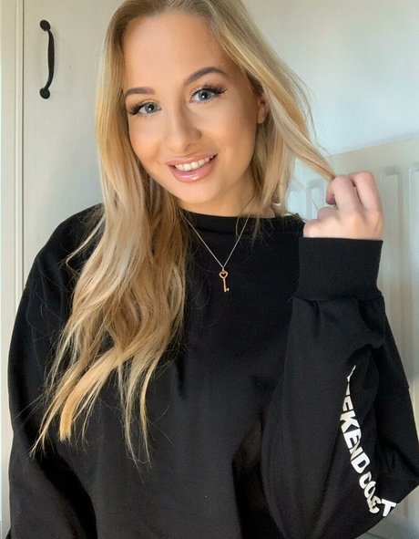 aadrianarose 裸モデル 写真