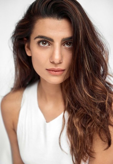 Claudia Doumit ヌード女優 ギャラリー