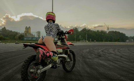 lllisha HDポルノスター 写真