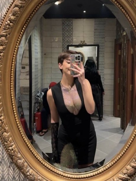 Roz Idrissi XXXモデル 画像