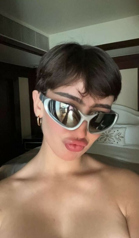 Roz Idrissi セックスモデル 画像