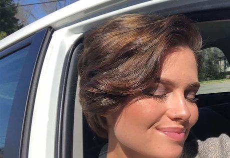 Hallie Clark ポルノモデル 画像