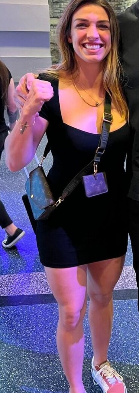 MacKenzie Dern アートスター 写真