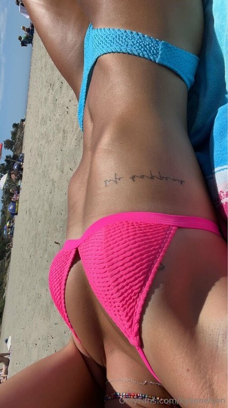 エモオンリーファン アート裸 写真