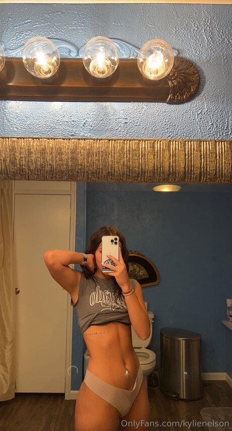 kylienelson ヌードモデル 写真