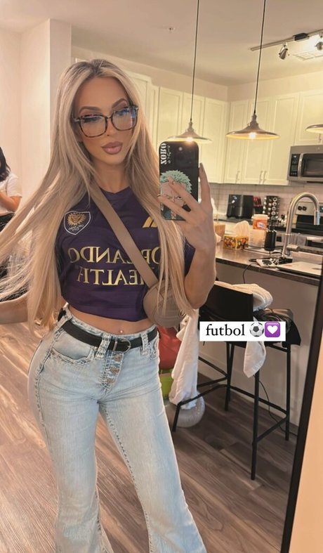 Karmen Petrovic 美しいスター ギャラリー