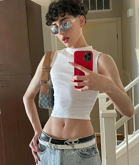 小柄なBBC OnlyFans エロチック 写真