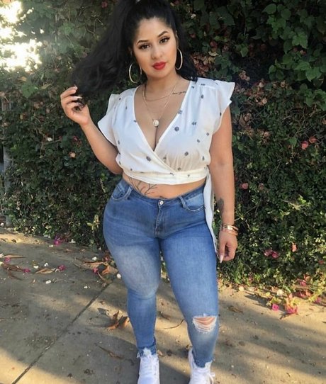 小柄なブロンドの熟女OnlyFans ポルノグラフィック 写真