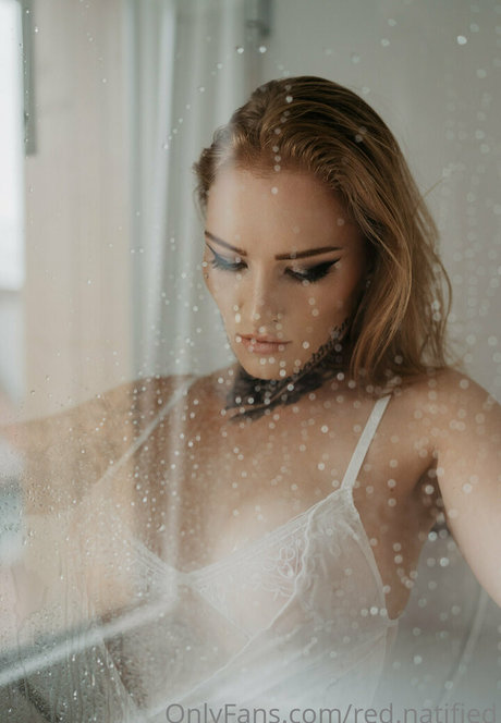 red natified アダルト女優 画像