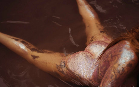 red natified アダルトモデル 写真