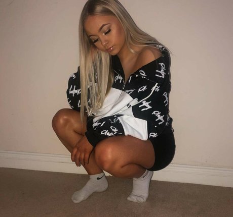 Lucy M セクシーモデル 写真