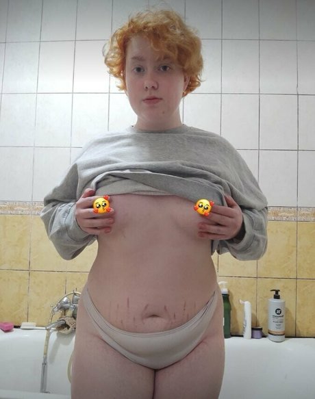 ぽっちゃりブロンドOnlyFans アートヌード 写真