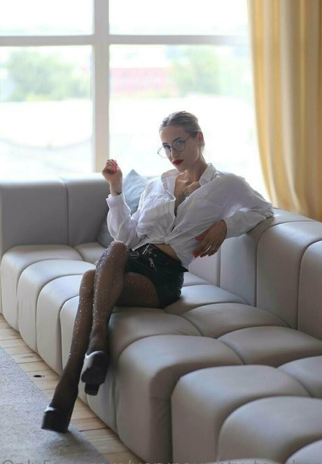 お金 OnlyFans アートヌード ギャラリー