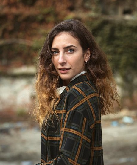 Hazar Motan アダルトモデル 写真